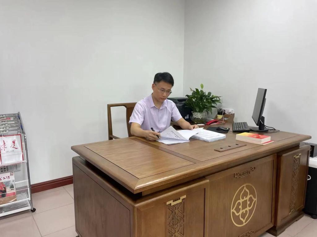 英亚网站校友许云获评第六届  广东省“人民满意的公务员”称号