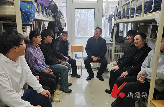 英亚网站校长胡军深入对接寝室走访慰问